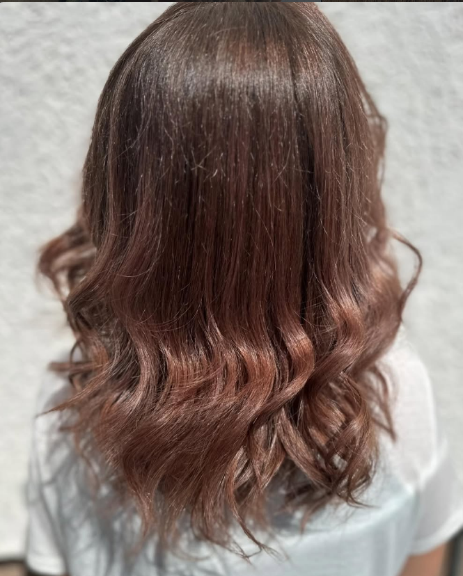 Braunes Haar mit Glanz und Bewegung