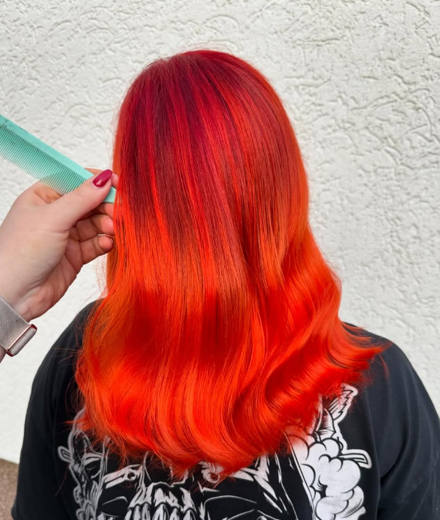 Leuchtend rote, gewellte Haare