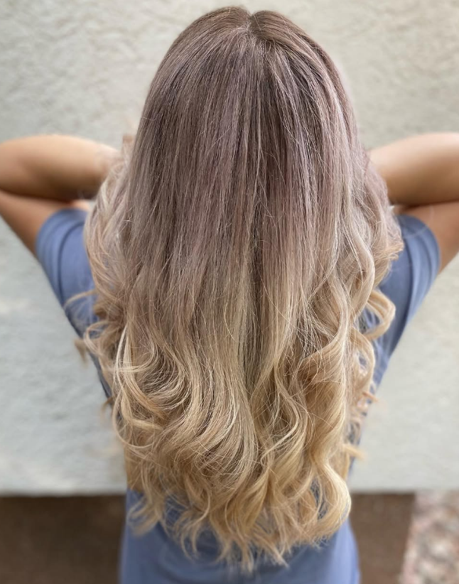 Lange blonde Haare mit weichen Wellen