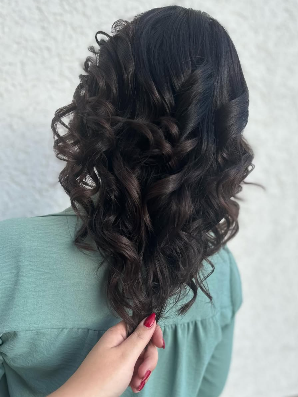 Dunkle Haare als elegantes Lockenstyling